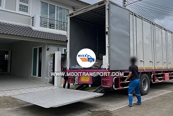 รถหกล้อมีลิฟท์ท้าย