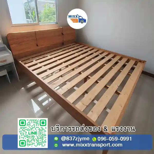 ช่างกำลังถอดโครงเตียงนอนภายในห้องนอนก่อนขนย้าย