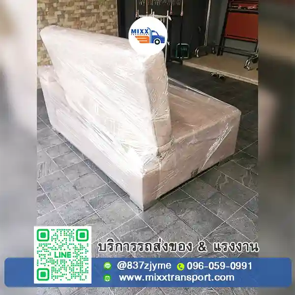 ช่างขนชิ้นส่วนโซฟาที่ถอดแล้วขึ้นรถขนของ
