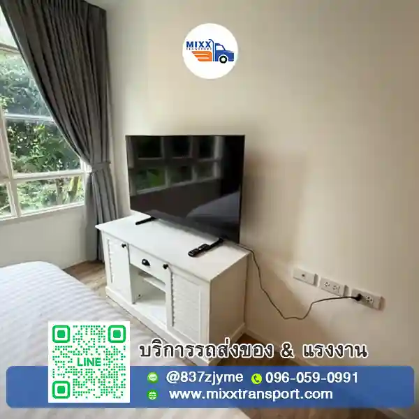 ช่างประกอบชั้นวางและตู้วางทีวีกลับเข้าที่หลังขนย้าย