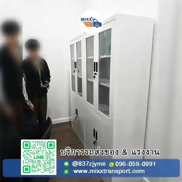 ช่างถอดประกอบตู้หนังสือสำหรับย้ายคอนโด ก่อนนำชิ้นส่วนลงลิฟต์และขึ้นรถ