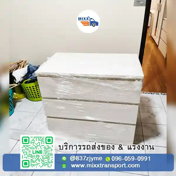 ช่างถอดตู้วางทีวีและแยกบาน ชั้น และโครงก่อนขนย้าย